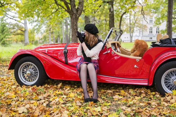 Vrouw neem foto met auto op achtergrond — Stockfoto