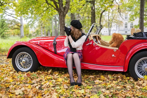 女性の背景に車で写真を撮る — ストック写真