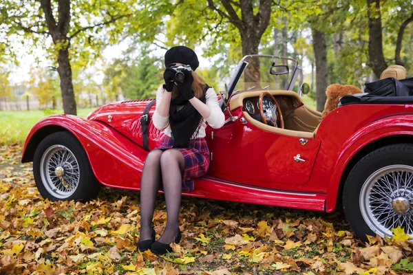 Femme prendre une photo avec voiture sur le fond — Photo