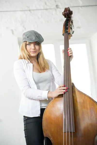 Frau und schwere Kontraste im weißen Studio — Stockfoto