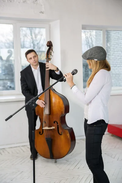 Musiker schauen einander an — Stockfoto