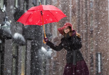 kadın kırmızı şemsiye ile kış gününde