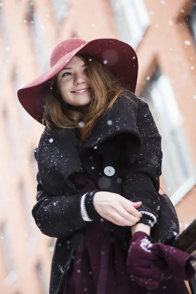 Femme à la rue d'hiver avec un vaste chapeau — Photo