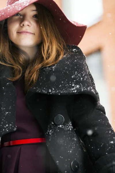 Femme à la rue d'hiver avec un vaste chapeau — Photo