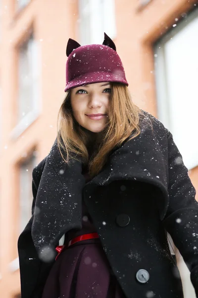 Kobieta w zimowy dzień z zabawny kapelusz — Zdjęcie stockowe