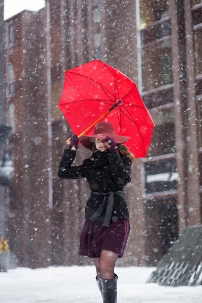 Frau mit weit geöffnetem Regenschirm auf Straße — Stockfoto