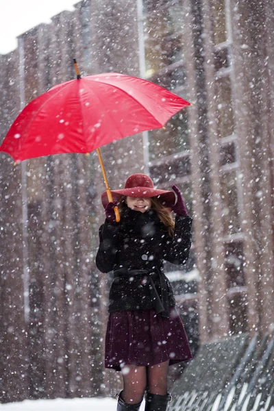 Frau mit Regenschirm versucht sich vor Schneefall zu verstecken — Stockfoto