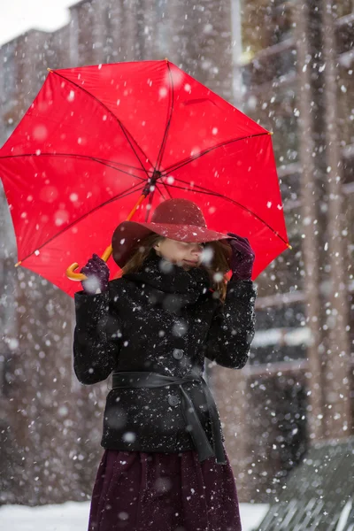 Frau mit Regenschirm und Schneefall — Stockfoto