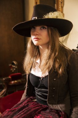 güzel kadın ve pahalı yumuşak Rönesans mobilya