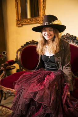 güzel kadın ve pahalı yumuşak Rönesans mobilya