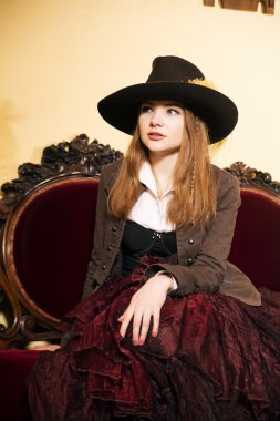 güzel kadın ve pahalı yumuşak Rönesans mobilya