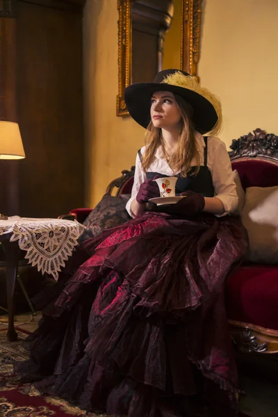 Femme à robe avec tasse de thé — Photo