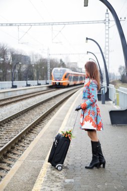 mulher espera treina e esperava por outras