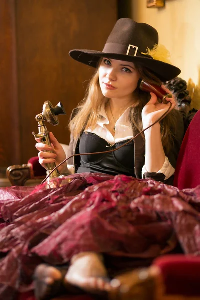 Femme chat par téléphone en costume rétro — Photo
