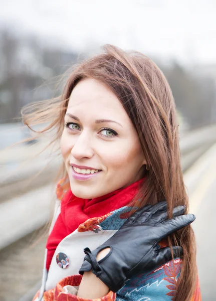 Vergrößerte junge Frau mit flatternden Haaren — Stockfoto