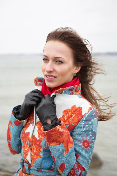 Donna in posa sulla riva nel giorno ventoso — Foto Stock