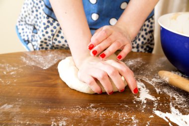 hamur yumuşak ve boyalı parmak çürük