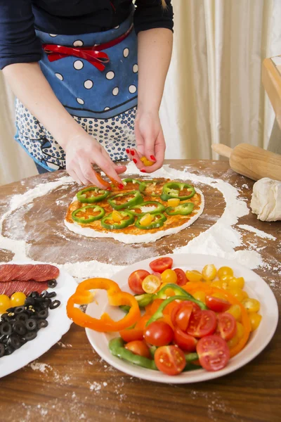 Many vegetables on slim pastry for pizza — Stock Photo, Image