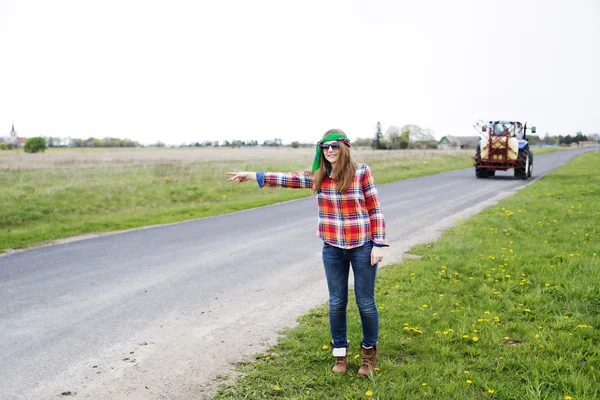 Woman vote on countryside road near field — Stock Photo, Image