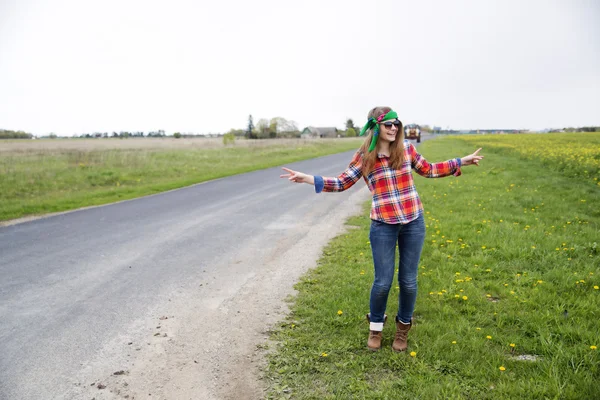 Kobieta pozowanie w pobliżu wsi droga na pole — Zdjęcie stockowe