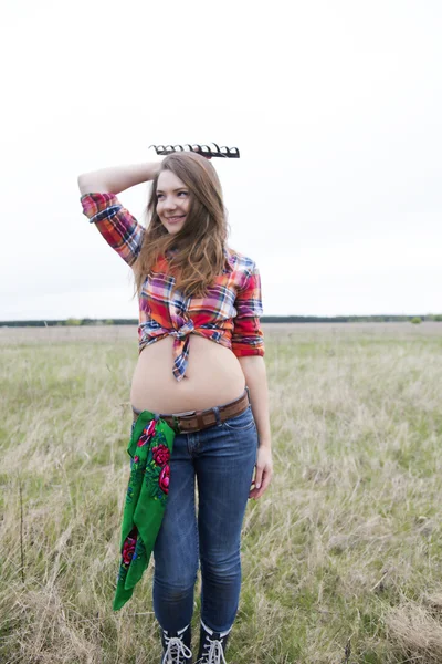 Femme et râteau derrière sur le champ de la ferme — Photo