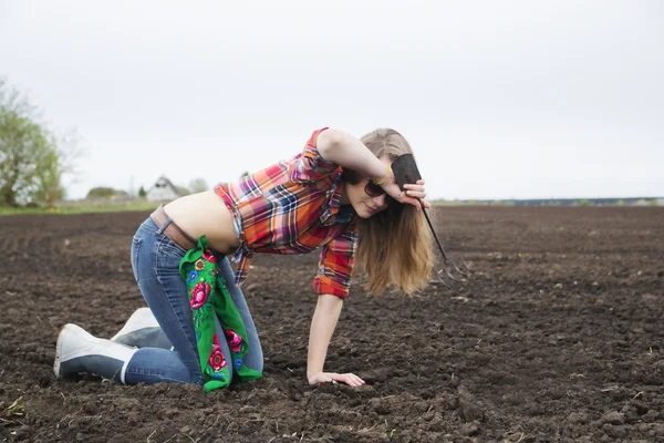 Женщина устала от раскопок на поле — стоковое фото