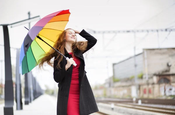 Kvinna med paraply blåsa långt hår — Stockfoto