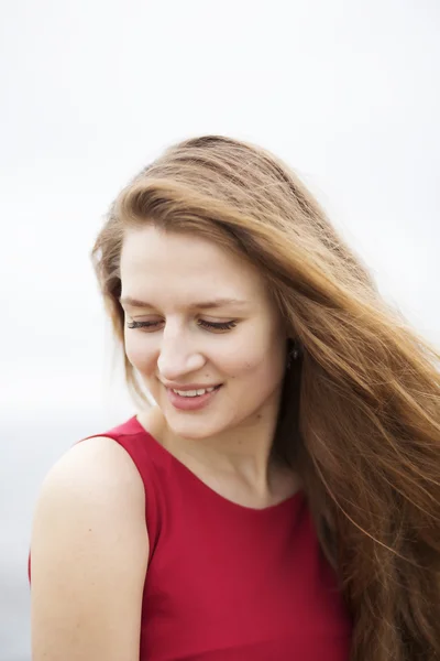 Mujer en la blusa roja está en el pensamiento —  Fotos de Stock