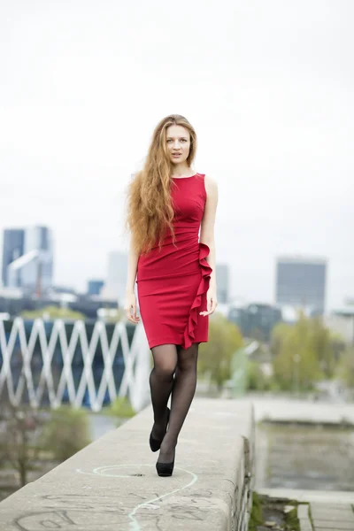 Young woman at dress walk on wharf — Stock Photo, Image