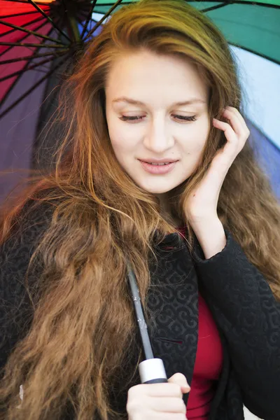 Femme visage avec parapluie ajuste ses cheveux — Photo