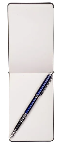 Le journal avec un stylo plume bleu — Photo