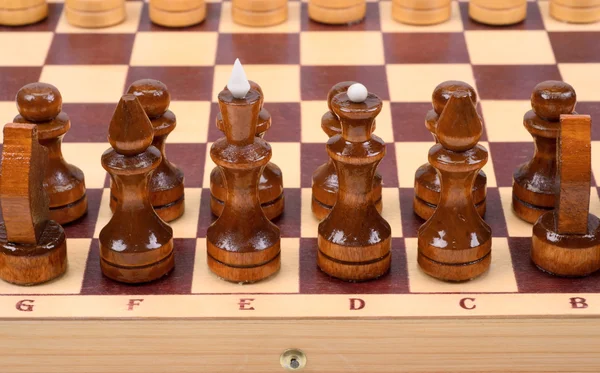 Шахматные фигуры и шахматы — стоковое фото