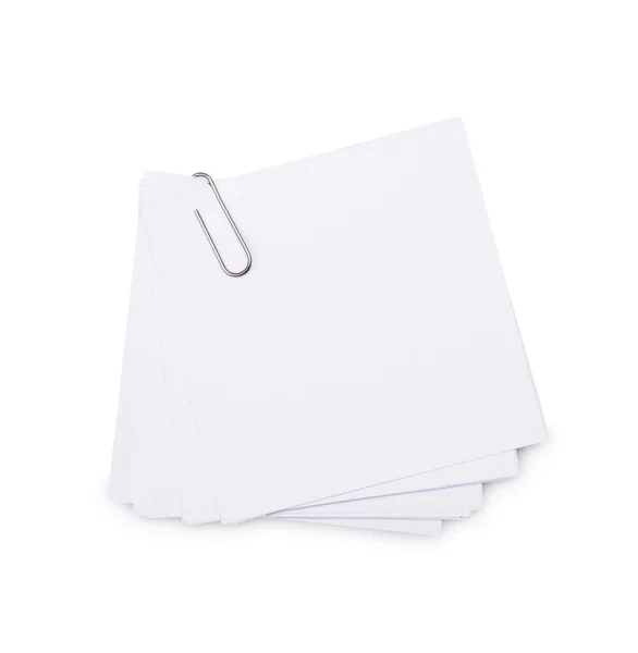Білі паперові листи для літери з затискачем — стокове фото