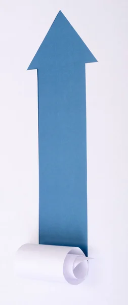 Разорванная белая бумага в форме стрелы — стоковое фото
