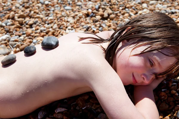 Παραλία παιδί ηλιοθεραπεία χαλαρώνοντας — Φωτογραφία Αρχείου