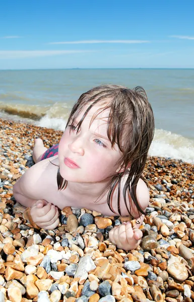 Παραλία παιδί ηλιοθεραπεία χαλαρώνοντας — Φωτογραφία Αρχείου