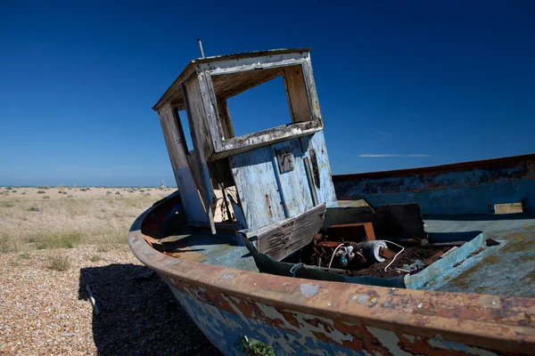 Barco pesquero arrastrero naufragio abandonado — Foto de Stock