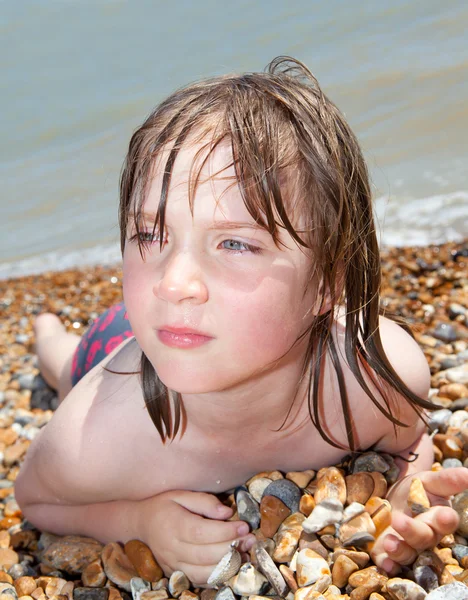 Kind strand om te zonnebaden ontspannen Stockafbeelding