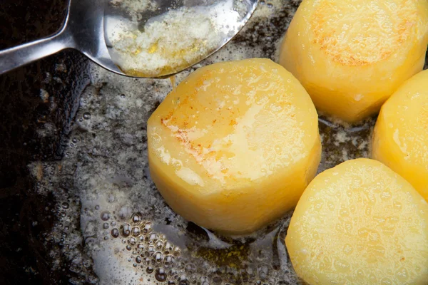 软糖马铃薯在奶锅煎炸。黄油涂得黏食物与 spo — 图库照片