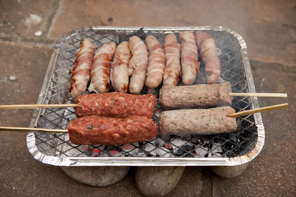 BBQ grilu kebab klobása na jedno použití — Stock fotografie