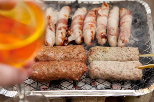 Churrasco churrasco kebab salsicha descartável — Fotografia de Stock