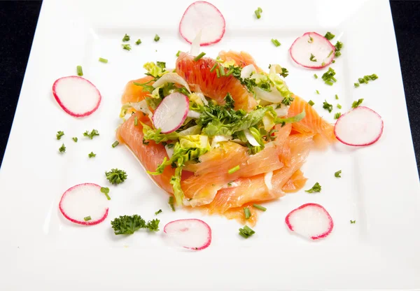 Aperitivo de salada de salmão defumado — Fotografia de Stock