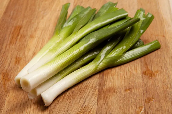 Leeks board fresh vegetable, — Stock Photo, Image