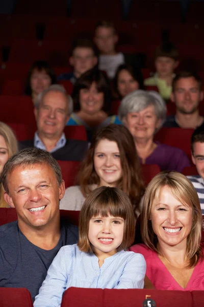 Familjen tittar på film på bio — Stockfoto