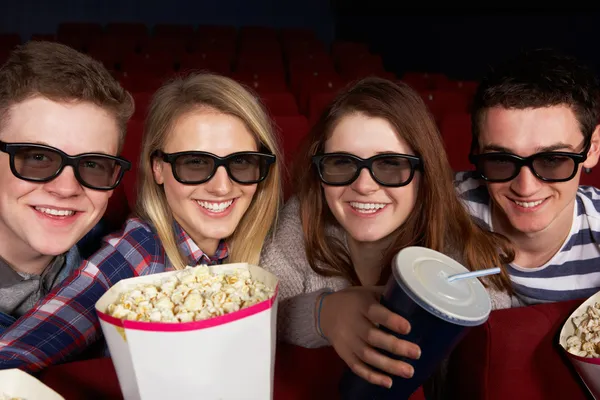 Grupo de amigos adolescentes que ven películas en 3D en el cine — Foto de Stock