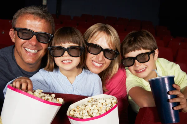 Familie kijken naar 3D-film in de bioscoop — Stockfoto