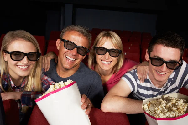 Teenage familie kijken naar film in de bioscoop — Stockfoto