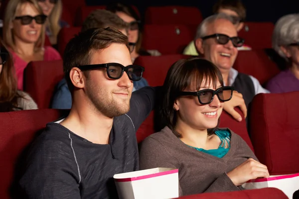 映画館で 3 d 映画を見ているカップル — ストック写真
