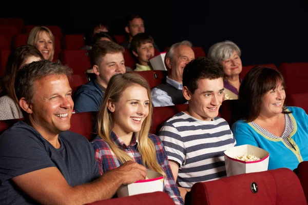 Εφηβική οικογένεια, βλέποντας την ταινία στον κινηματογράφο — Φωτογραφία Αρχείου