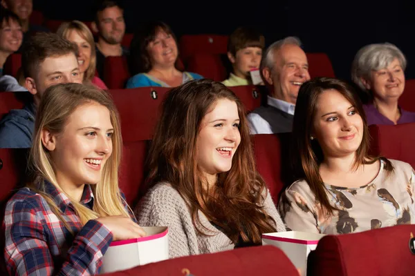 Groep van tienermeisjes kijken naar film in de bioscoop — Stockfoto